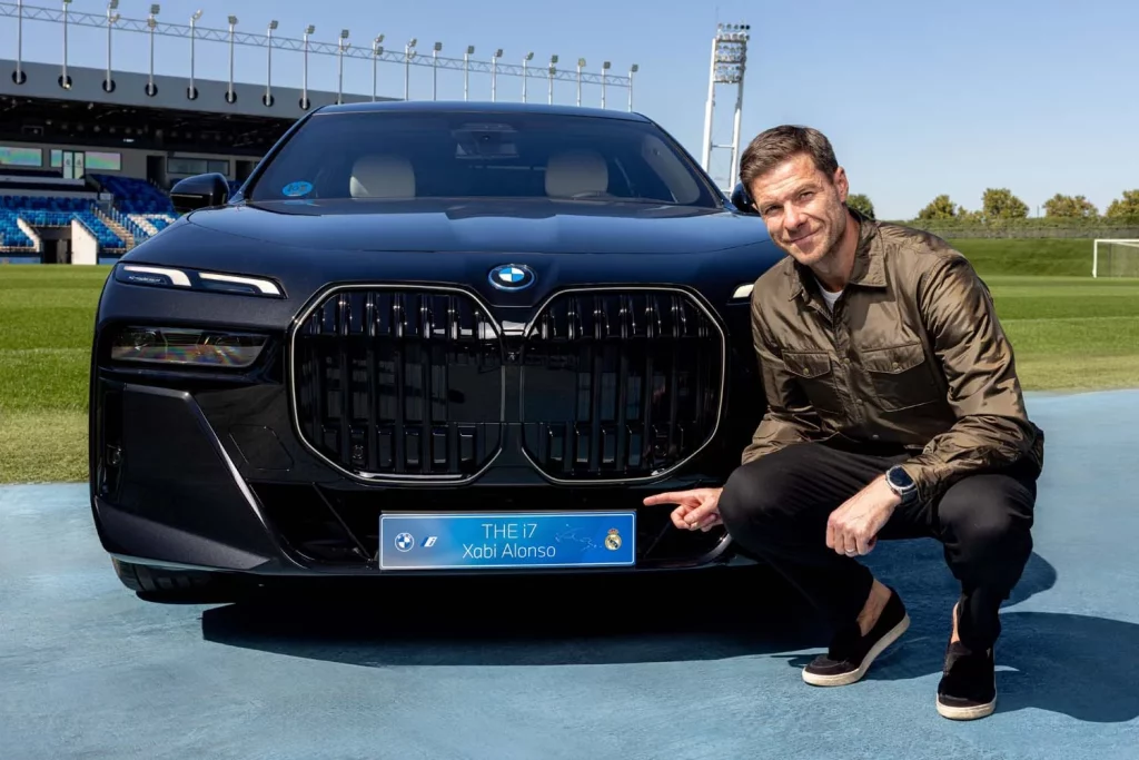 La plantilla del Real Madrid recibe sus nuevos BMW: todas las fotos de los jugadores con sus coches 77 Motor16 2025 BMW REAL MADRID78 Motor16