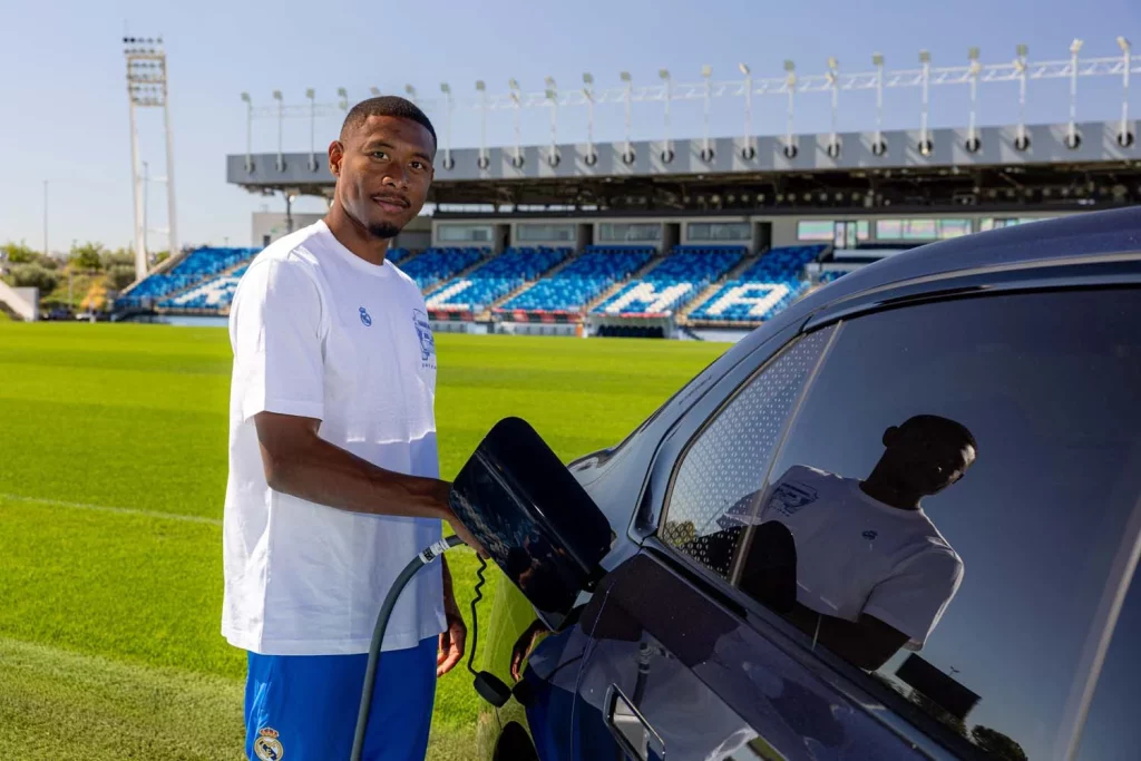 La plantilla del Real Madrid recibe sus nuevos BMW: todas las fotos de los jugadores con sus coches 11 Motor16 2025 BMW REAL MADRID8 Motor16