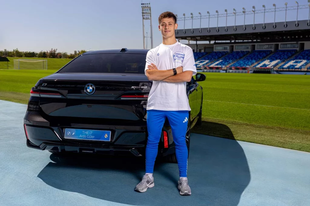 La plantilla del Real Madrid recibe sus nuevos BMW: todas las fotos de los jugadores con sus coches 12 Motor16 2025 BMW REAL MADRID9 Motor16