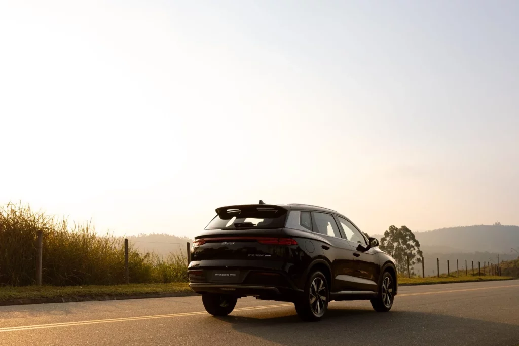 Ya son 14 millones de vehículos con enchufe los que BYD ha fabricado 2 Motor16 2025 BYD 14 millones. Imagen Song Pro trasera.