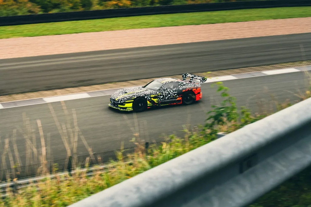Mercedes-AMG no da por muerto al V8. Y nos lo demuestra con este GT Track Sport 3 Motor16 2025 Mercedes-AMG Concept GT Track Sport. Imagen circuito.