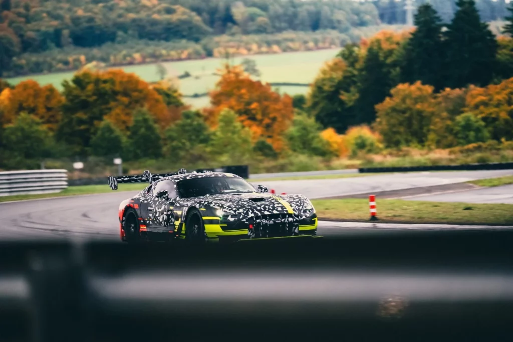 Mercedes-AMG no da por muerto al V8. Y nos lo demuestra con este GT Track Sport 2 Motor16 2025 Mercedes-AMG Concept GT Track Sport. Imagen movimiento.