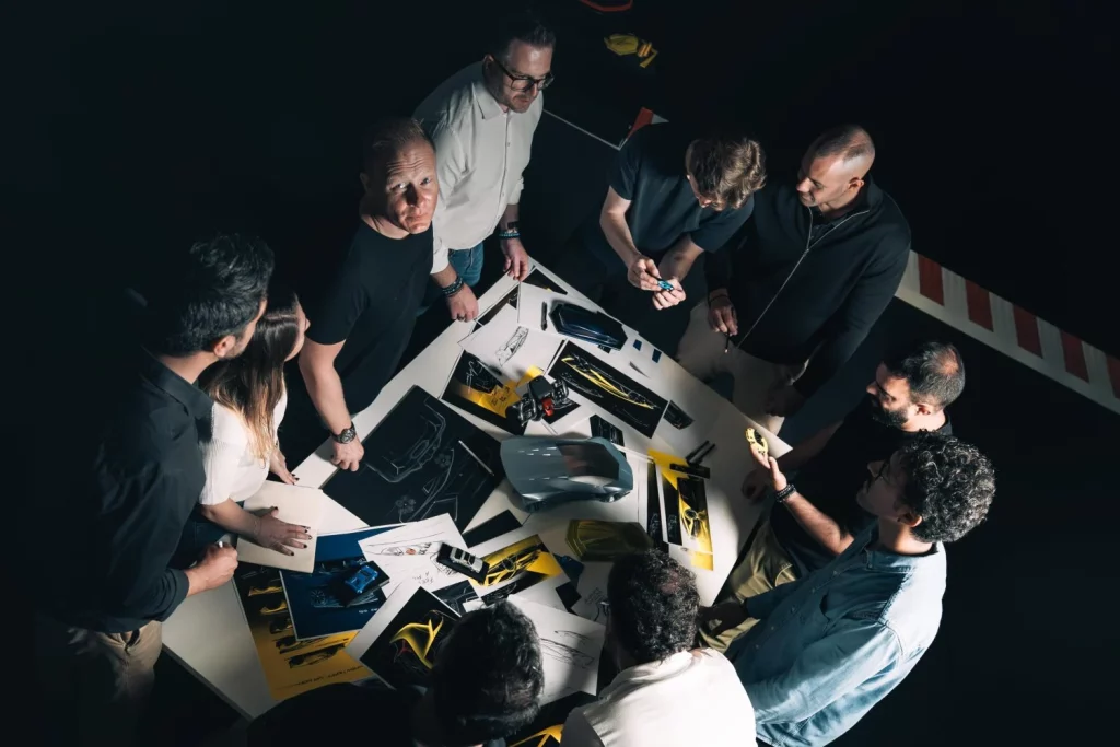 Centro Stile: El 'laboratorio' donde nacen los Lamborghini cumple 20 años de historia 2 Motor16 2025 Centro Stile Lamborghini. 20 años. Imagen equipo.