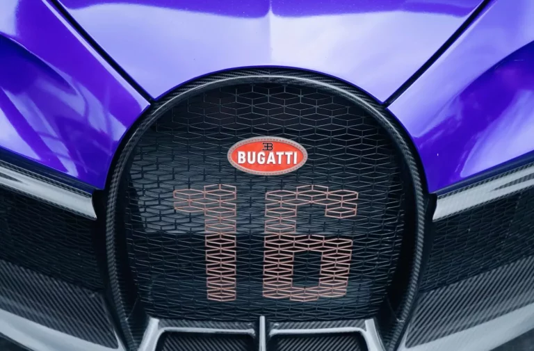 Cuando tienes que elegir entre un faro para tu Bugatti Chiron o un Ferrari ‘de ocasión’