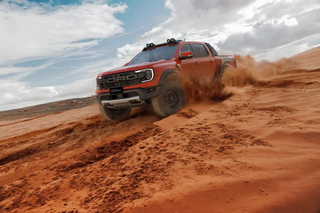 El paquete que permite al Ford Ranger Raptor volverse aún más salvaje 1 Motor16 2025 Ford Ranger Raptor Desert Pack. Imagen movimiento.