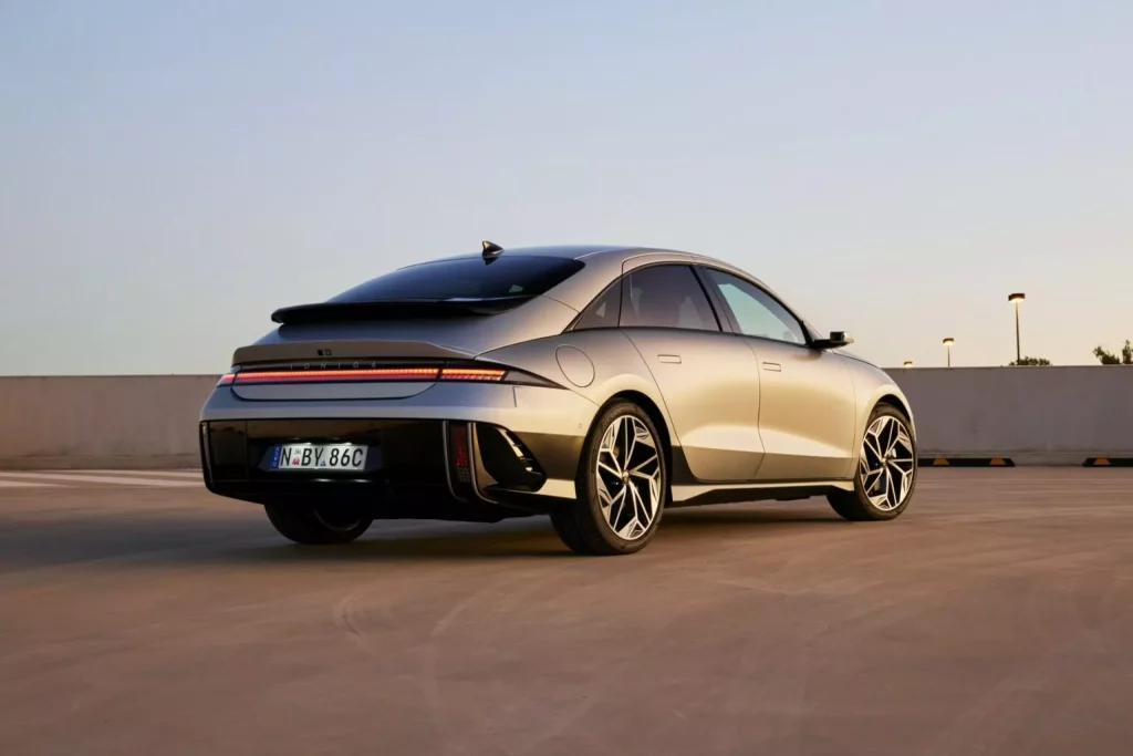 El viaje de 15.000 kilómetros para conseguir un Hyundai IONIQ 6 por solo 25.520 euros 1 Motor16 2025 Hyundai IONIQ 6 Australia. Imagen trasera.