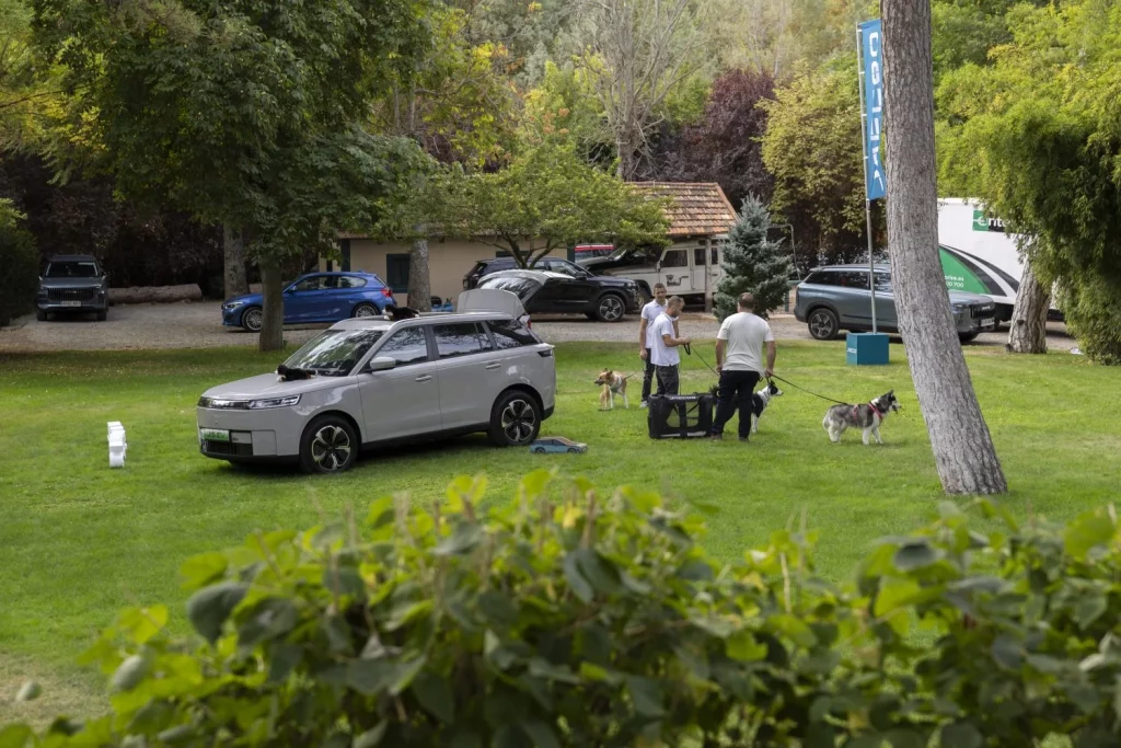 Los creadores del coche 'pet-friendly' te dan 5 consejos para viajar con tu mascota 4 Motor16 2025 Jaecoo 5 mascota pet friendly 6 Motor16