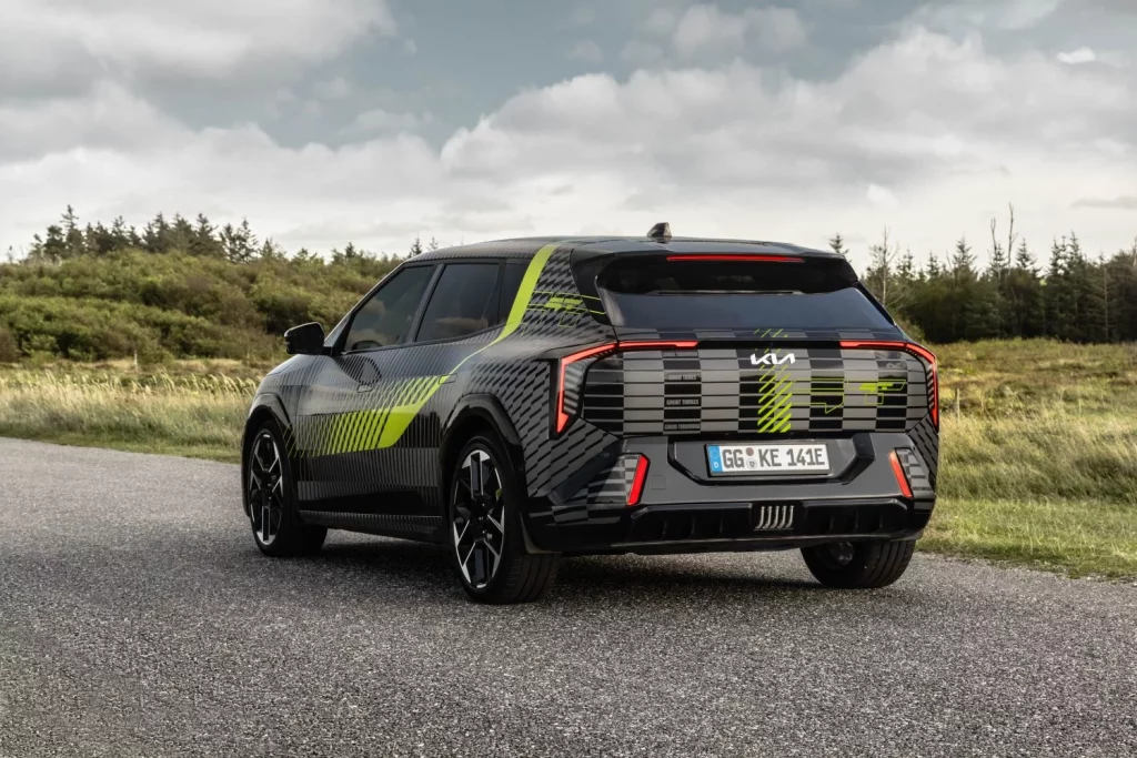 El Kia EV4 plantará cara al Volkswagen Golf R... aunque a pilas 3 Motor16 2025 Kia EV4 GT. Teaser. Imagen trasera.