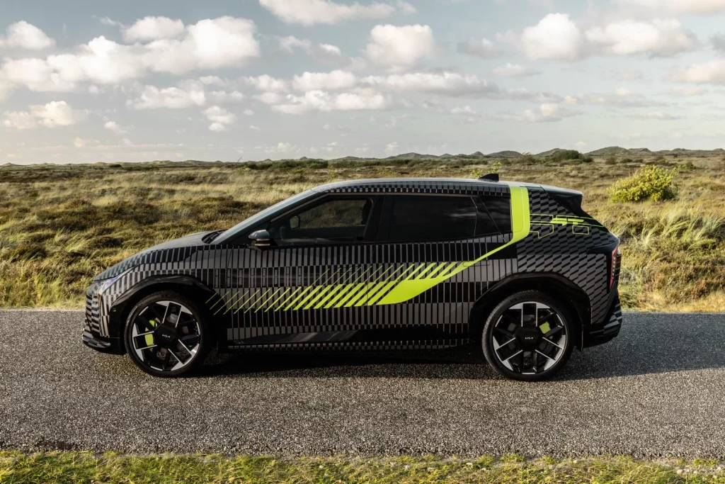 El Kia EV4 plantará cara al Volkswagen Golf R... aunque a pilas 2 Motor16 2025 Kia EV4 GT. Teaser. Imagen lateral.