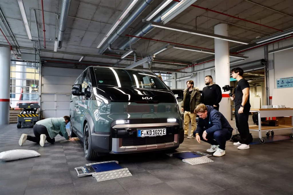 El Kia PV5 entra en el libro Guinness por pulverizar su autonomía homologada en este viaje 2 Motor16 2025 Kia PV5 Cargo. Récord Guinness. Imagen estática.