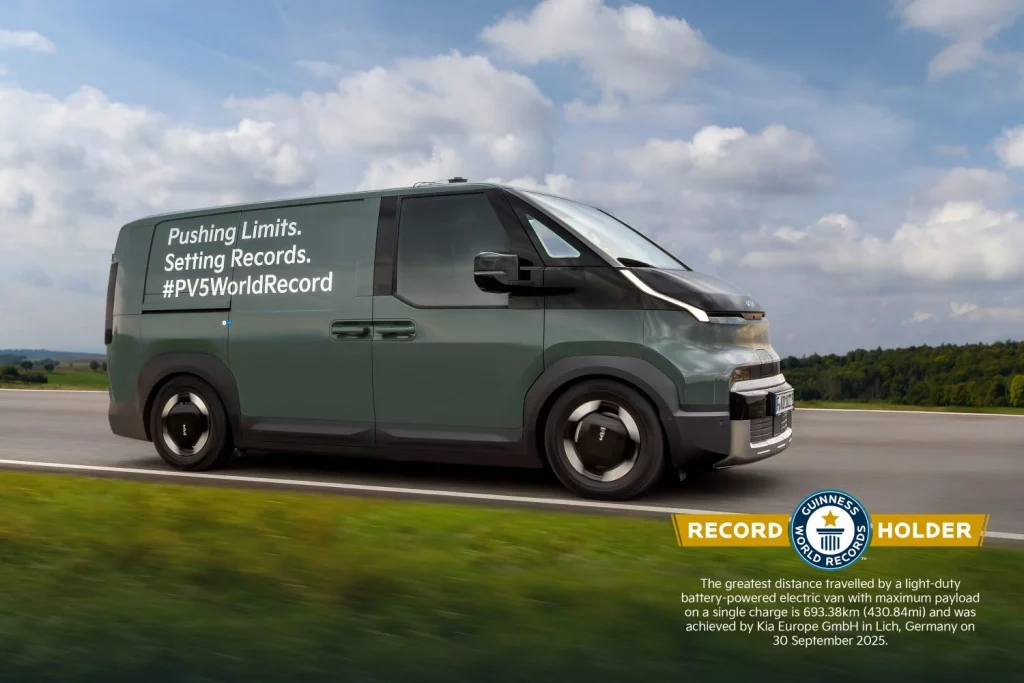 El Kia PV5 entra en el libro Guinness por pulverizar su autonomía homologada en este viaje 1 Motor16 2025 Kia PV5 Cargo. Récord Guinness. Imagen movimiento.