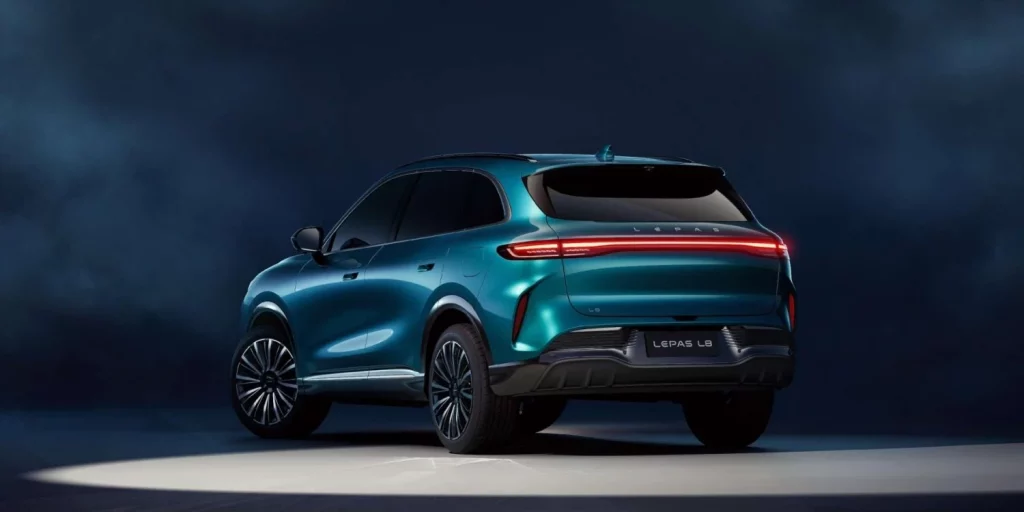 Lepas L8: El SUV híbrido enchufable que pronto verás por las calles 2 Motor16 2025 Lepas L8. Imagen trasera.