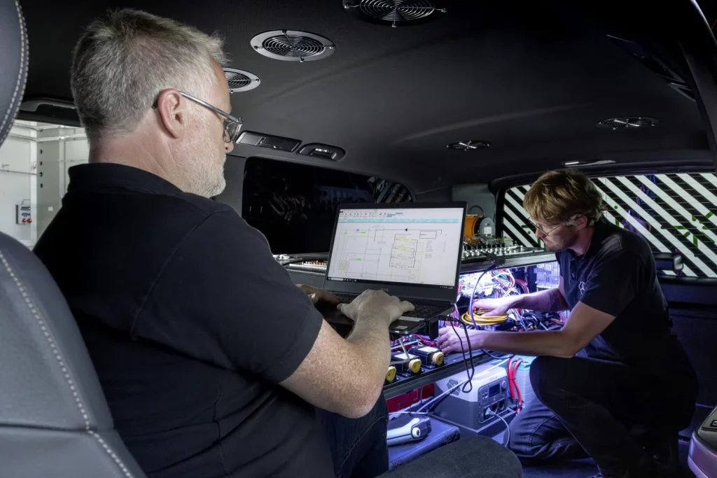 Mercedes-Benz convierte un Clase V en un laboratorio para ponerse las pilas: literal 21 Motor16 2025 Mercedes Benz ELF Laboratorio recarga 13 Motor16