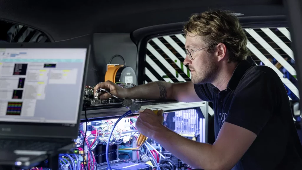 Mercedes-Benz convierte un Clase V en un laboratorio para ponerse las pilas: literal 22 Motor16 2025 Mercedes Benz ELF Laboratorio recarga 14 Motor16