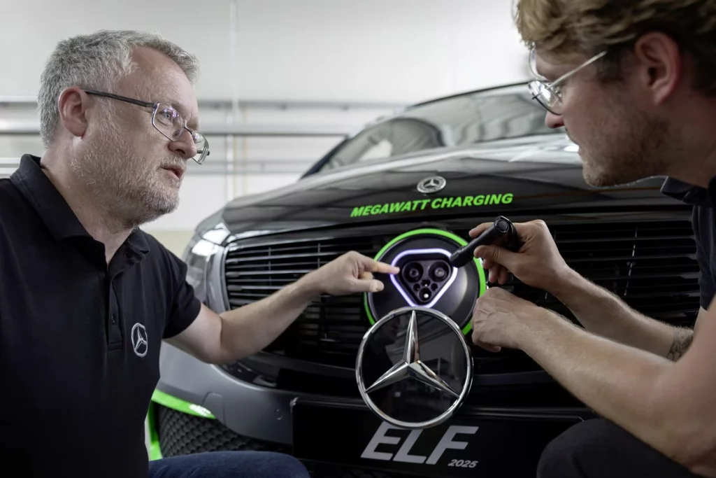 Mercedes-Benz convierte un Clase V en un laboratorio para ponerse las pilas: literal 20 Motor16 2025 Mercedes Benz ELF Laboratorio recarga 18 Motor16