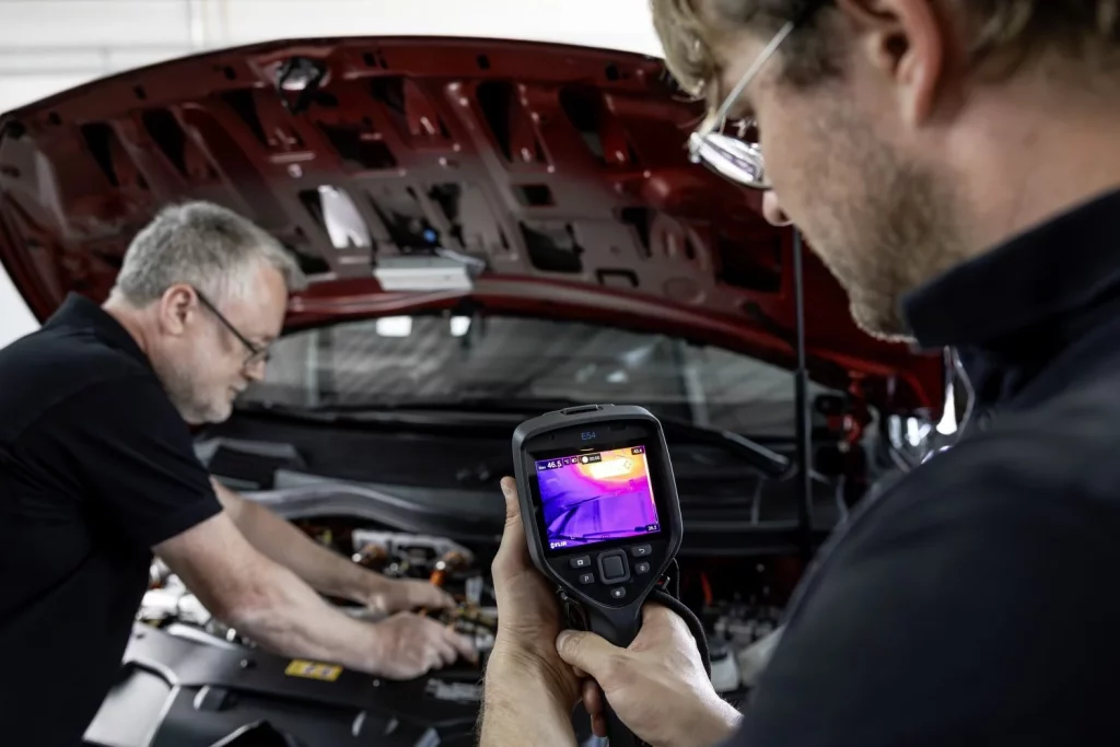 Mercedes-Benz convierte un Clase V en un laboratorio para ponerse las pilas: literal 26 Motor16 2025 Mercedes Benz ELF Laboratorio recarga 19 Motor16