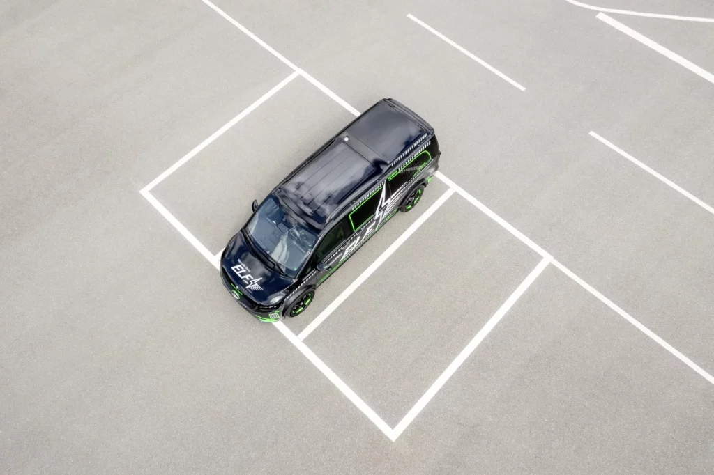 Mercedes-Benz convierte un Clase V en un laboratorio para ponerse las pilas: literal 10 Motor16 2025 Mercedes Benz ELF Laboratorio recarga 27 Motor16