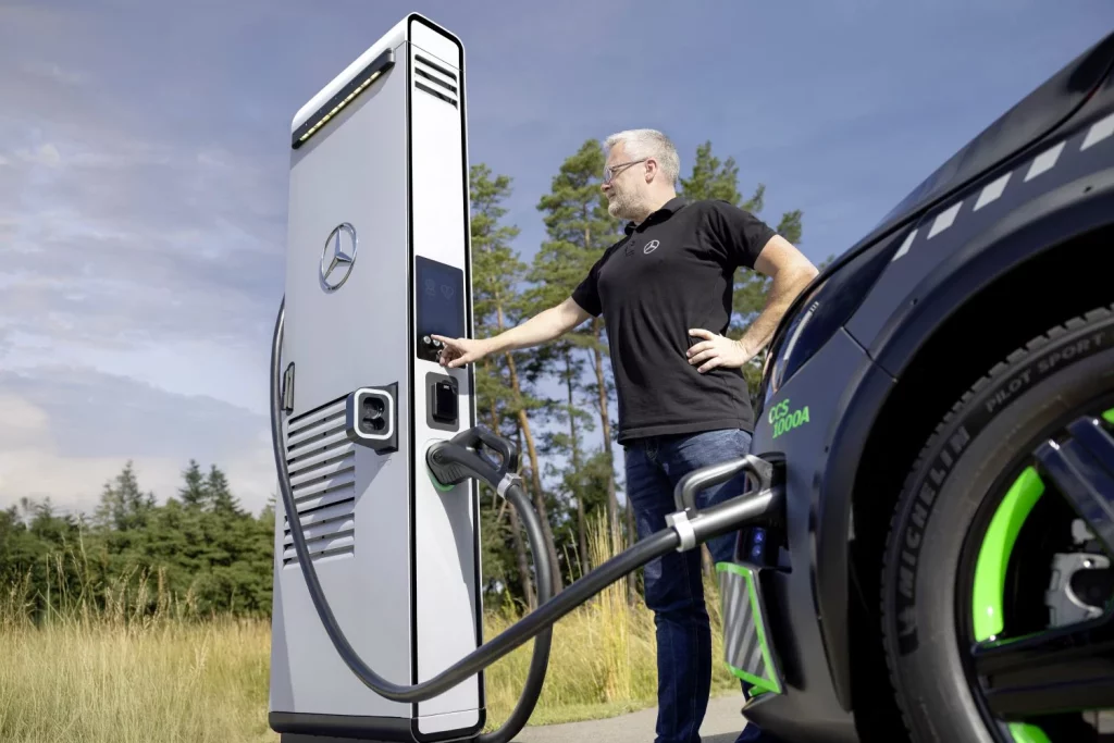 2025 Mercedes-Benz ELF. Imagen cargador.