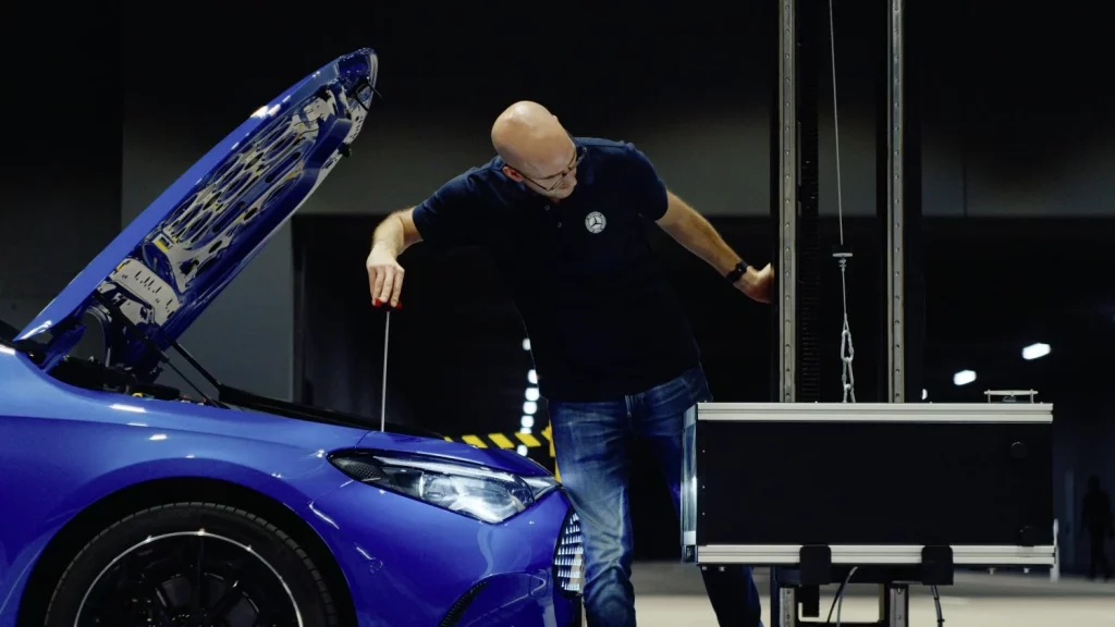 Mercedes-Benz estrena un 'laboratorio' donde convierte la noche en día 3 Motor16 2025 Mercedes-Benz laboratorio luces Immendingen. Imagen detalle.