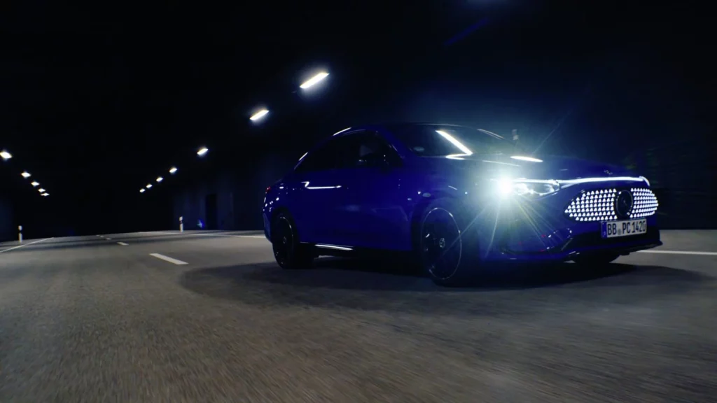 Mercedes-Benz estrena un 'laboratorio' donde convierte la noche en día 19 Motor16 2025 Mercedes Benz centro iluminacion alemannia 12 Motor16