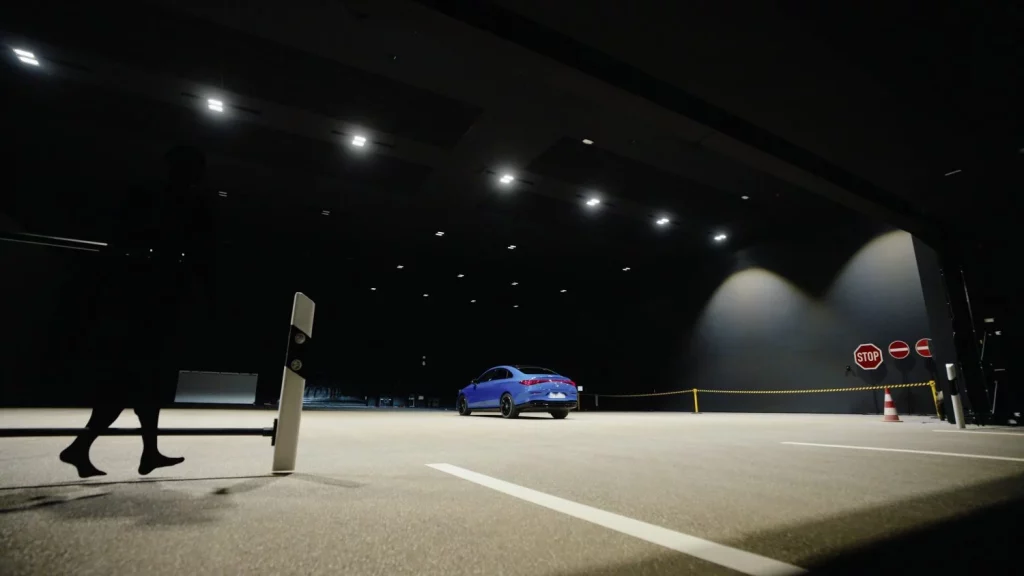 Mercedes-Benz estrena un 'laboratorio' donde convierte la noche en día 22 Motor16 2025 Mercedes Benz centro iluminacion alemannia 15 Motor16