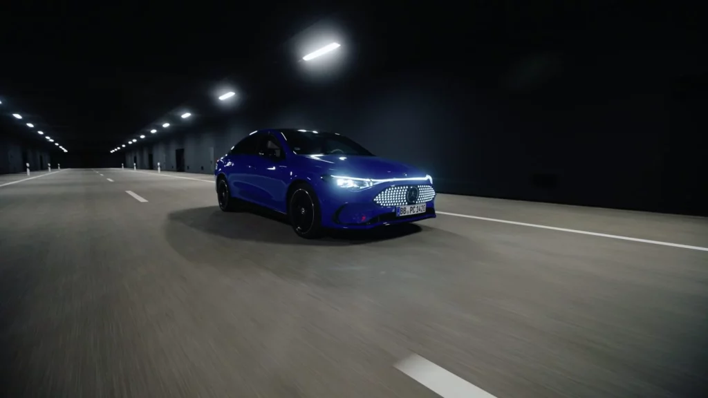 Mercedes-Benz estrena un 'laboratorio' donde convierte la noche en día 27 Motor16 2025 Mercedes Benz centro iluminacion alemannia 20 Motor16