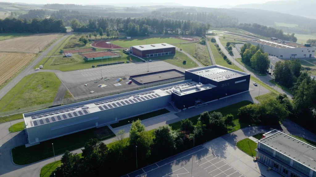 Mercedes-Benz estrena un 'laboratorio' donde convierte la noche en día 12 Motor16 2025 Mercedes Benz centro iluminacion alemannia 5 Motor16