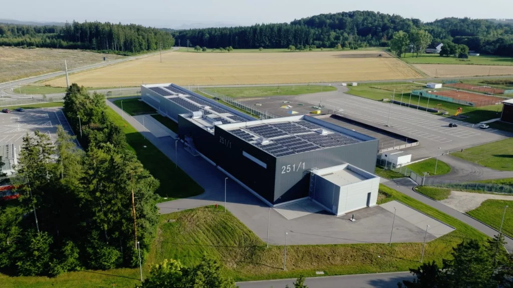 Mercedes-Benz estrena un 'laboratorio' donde convierte la noche en día 1 Motor16 2025 Mercedes-Benz laboratorio luces Immendingen. Imagen edificio.