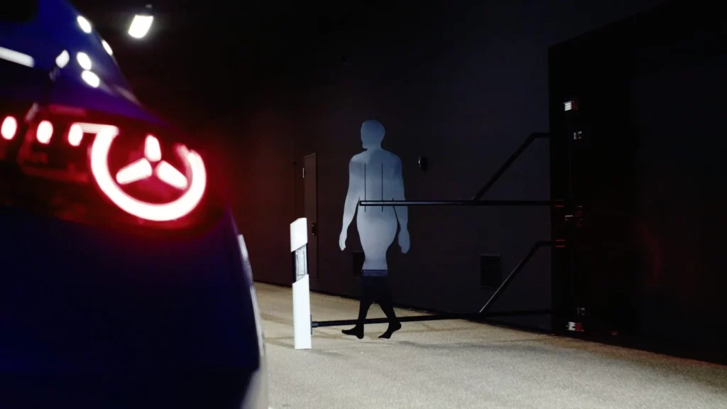 Mercedes-Benz estrena un 'laboratorio' donde convierte la noche en día 6 Motor16 2025 Mercedes-Benz laboratorio luces Immendingen. Imagen piloto.