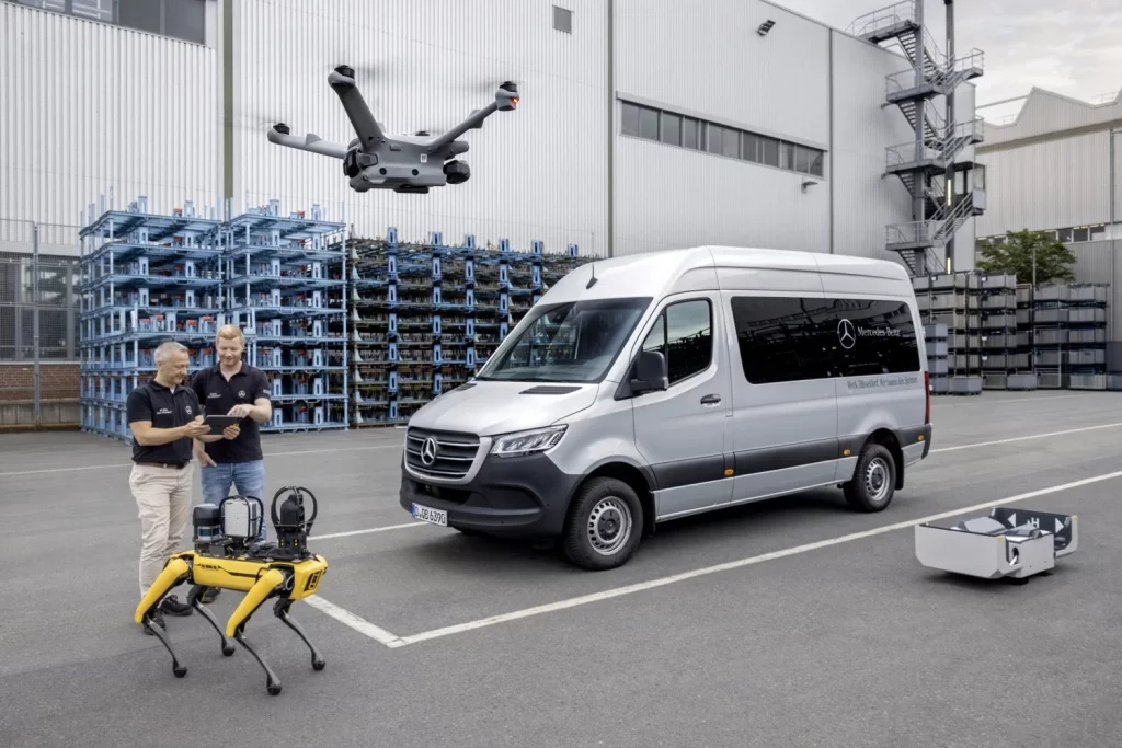 Mercedes-Benz pone a trabajar a los empleados del mes: No cobran, no se dan de baja... 2 Motor16 2025 Mercedes-Benz robot fábrica. Imagen Dron.