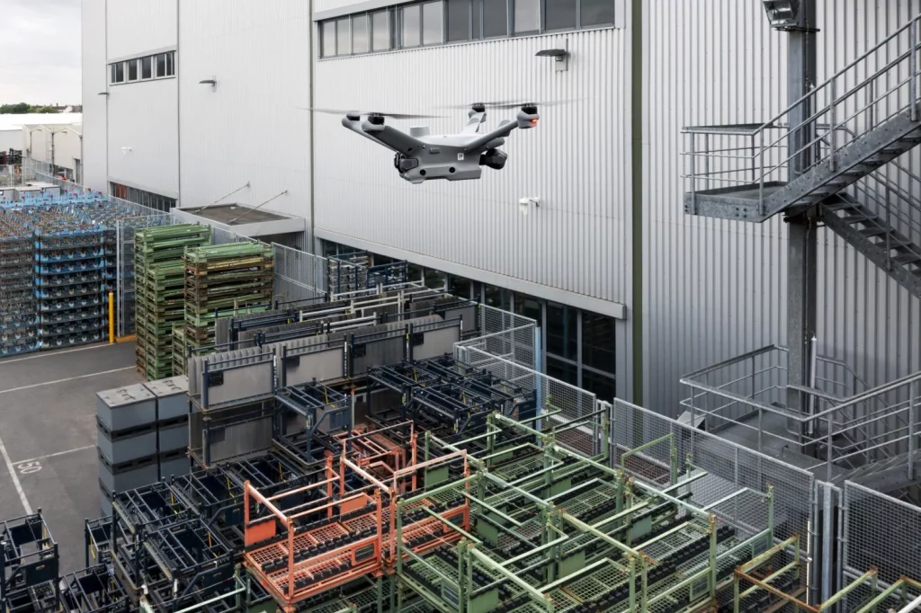 Mercedes-Benz pone a trabajar a los empleados del mes: No cobran, no se dan de baja... 3 Motor16 2025 Mercedes-Benz robot fábrica. Imagen.
