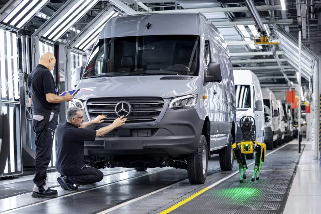 Mercedes-Benz pone a trabajar a los empleados del mes: No cobran, no se dan de baja... 1 Motor16 2025 Mercedes-Benz robot fábrica. Imagen Aris.