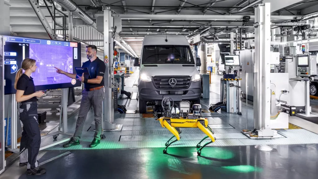 Mercedes-Benz pone a trabajar a los empleados del mes: No cobran, no se dan de baja... 8 Motor16 2025 Mercedes Benz robots fabricas 5 Motor16