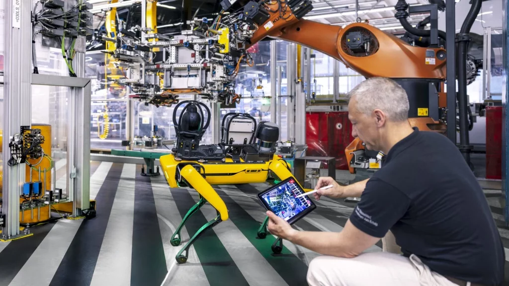 Mercedes-Benz pone a trabajar a los empleados del mes: No cobran, no se dan de baja... 9 Motor16 2025 Mercedes Benz robots fabricas 6 Motor16