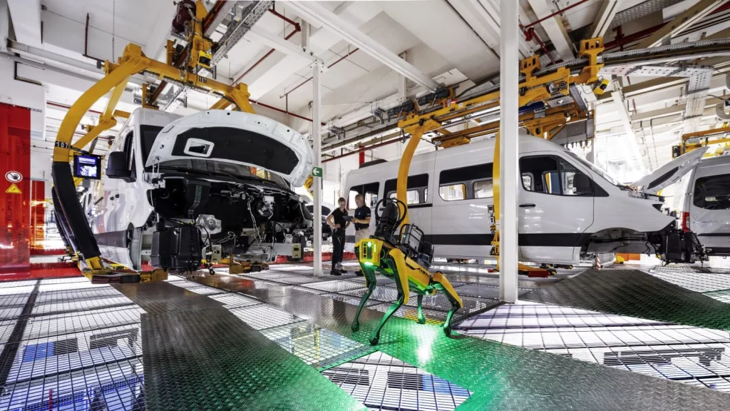 Mercedes-Benz pone a trabajar a los empleados del mes: No cobran, no se dan de baja... 10 Motor16 2025 Mercedes Benz robots fabricas 7 Motor16