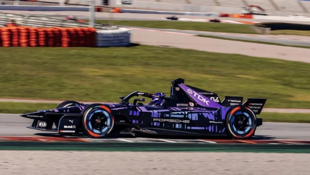 El Porsche 99X se viste de Cayenne Electric para la Fórmula E 1 Motor16 2025 Porsche 9XX. Test Valencia. Imagen movimiento.