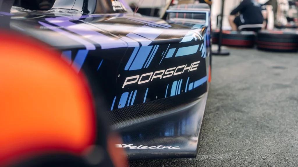 El Porsche 99X se viste de Cayenne Electric para la Fórmula E 9 Motor16 2025 Porsche 9XX Test Valencia 3 Motor16