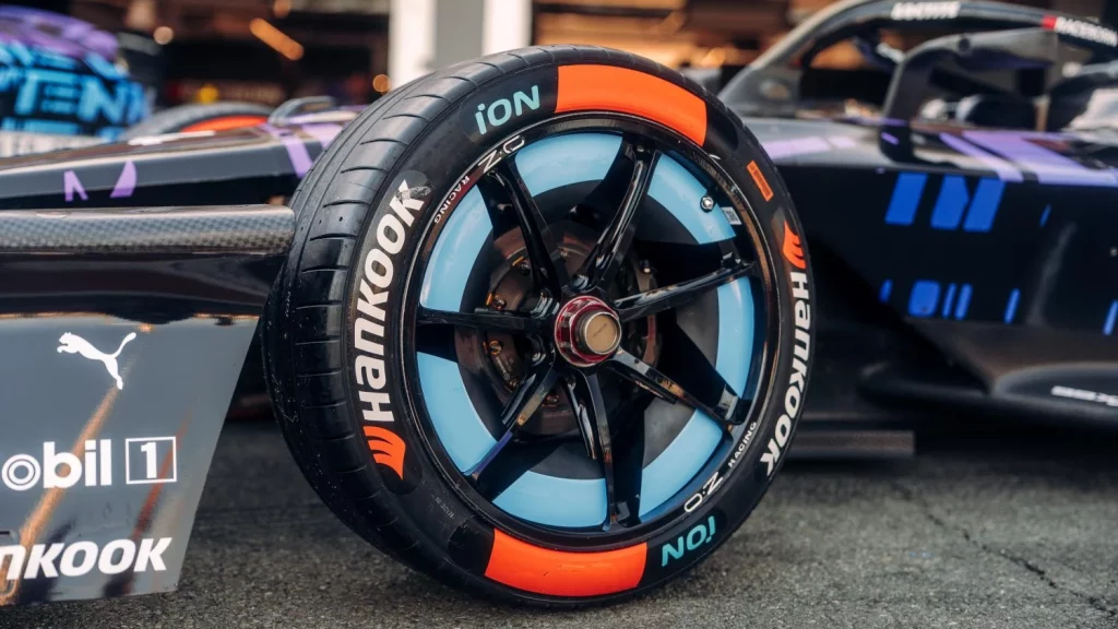 El Porsche 99X se viste de Cayenne Electric para la Fórmula E 2 Motor16 2025 Porsche 9XX. Test Valencia. Imagen llanta.