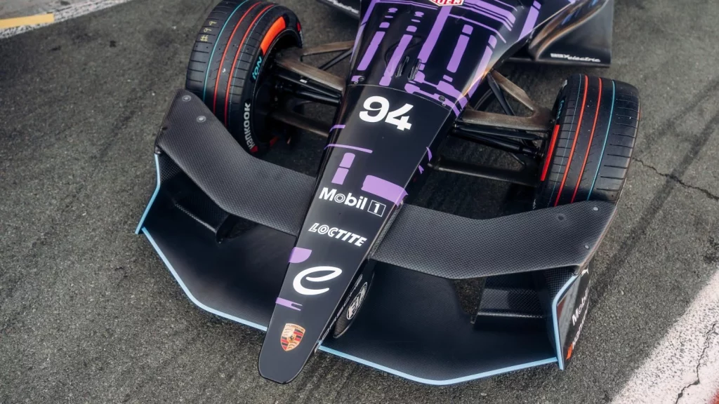 El Porsche 99X se viste de Cayenne Electric para la Fórmula E 4 Motor16 2025 Porsche 9XX. Test Valencia. Imagen morro.