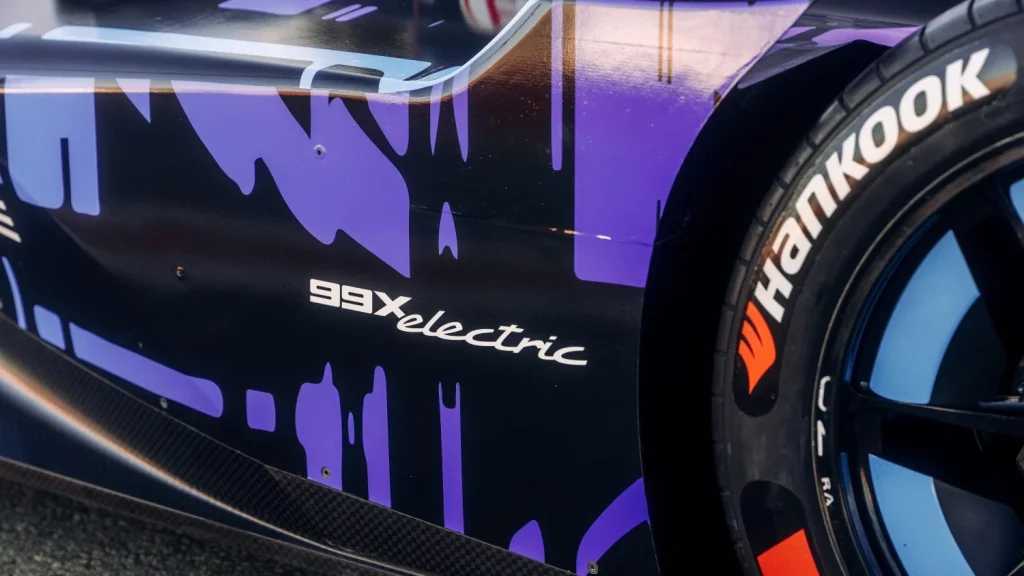 El Porsche 99X se viste de Cayenne Electric para la Fórmula E 3 Motor16 2025 Porsche 9XX. Test Valencia. Imagen detalle.