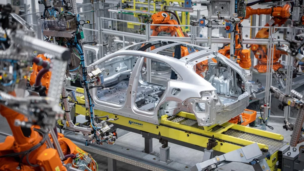 El 'arte' con el que Porsche trabaja el aluminio para dar forma a sus mejores deportivos 6 Motor16 2025 Porsche fabricacion aluminio 1 Motor16
