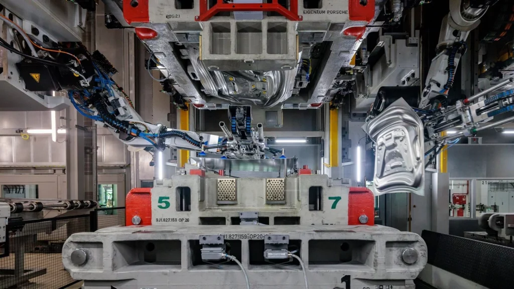 El 'arte' con el que Porsche trabaja el aluminio para dar forma a sus mejores deportivos 2 Motor16 2025 Porsche aluminio. Fabricación. Imagen prensa.