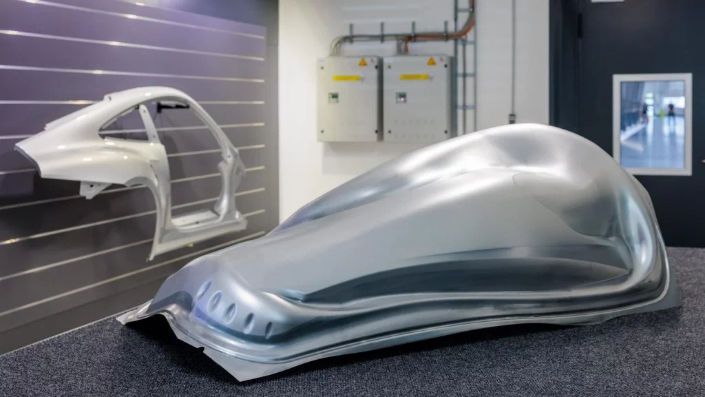 El 'arte' con el que Porsche trabaja el aluminio para dar forma a sus mejores deportivos 5 Motor16 2025 Porsche aluminio. Fabricación. Imagen.