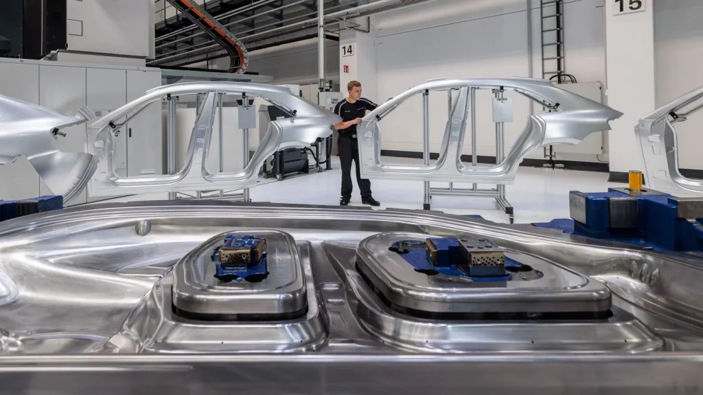 El 'arte' con el que Porsche trabaja el aluminio para dar forma a sus mejores deportivos 11 Motor16 2025 Porsche fabricacion aluminio 6 Motor16