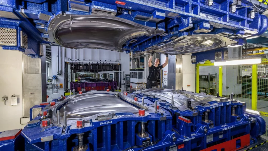 El 'arte' con el que Porsche trabaja el aluminio para dar forma a sus mejores deportivos 14 Motor16 2025 Porsche fabricacion aluminio 9 Motor16
