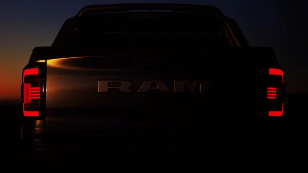 RAM Dakota: El nuevo pick-up de la casa americana tiene mucho de 'Made in China' 6 Motor16 2025 Ram Dakota Teaser 5 Motor16