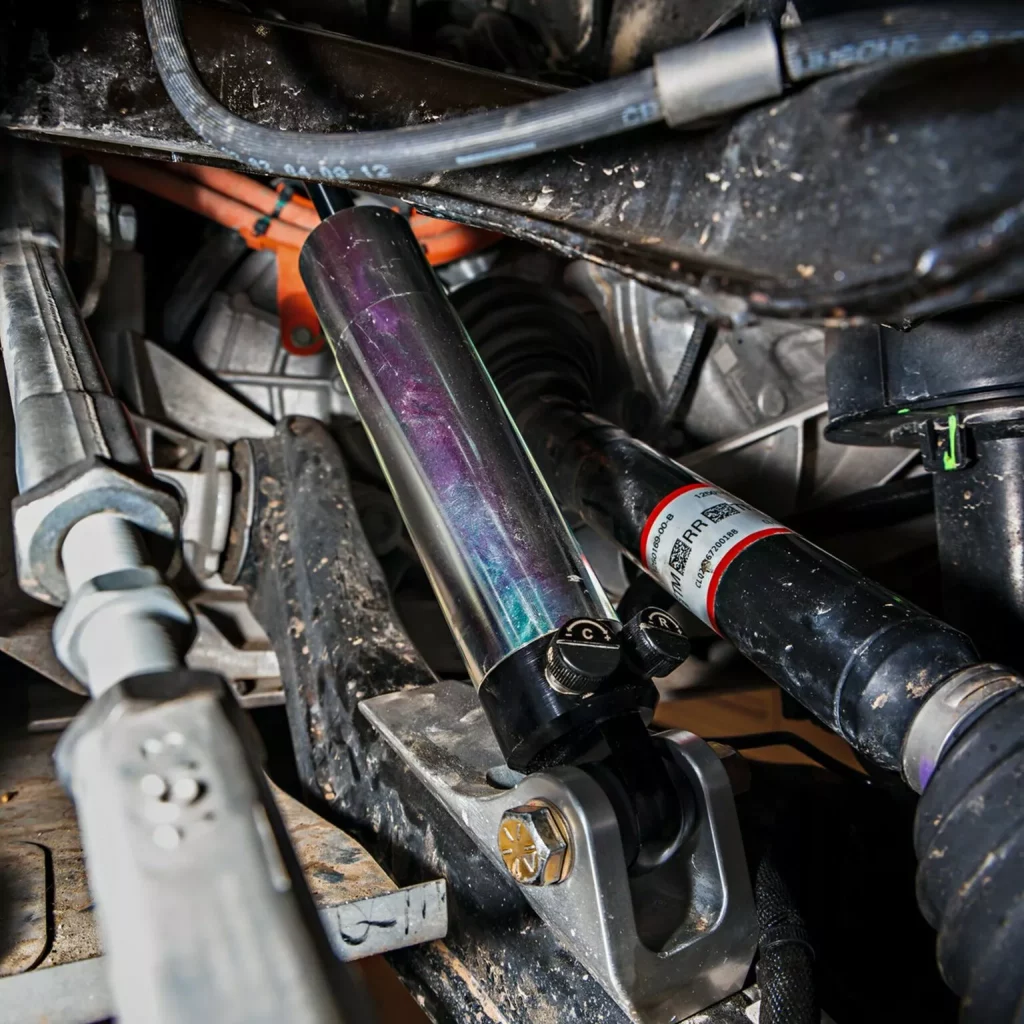 Mejorar la capacidad off-road del Tesla Cybertruck nunca fue tan fácil: UP lo sabe 8 Motor16 2025 Tesla Cybertruck Unplugged Suspension 4 Motor16