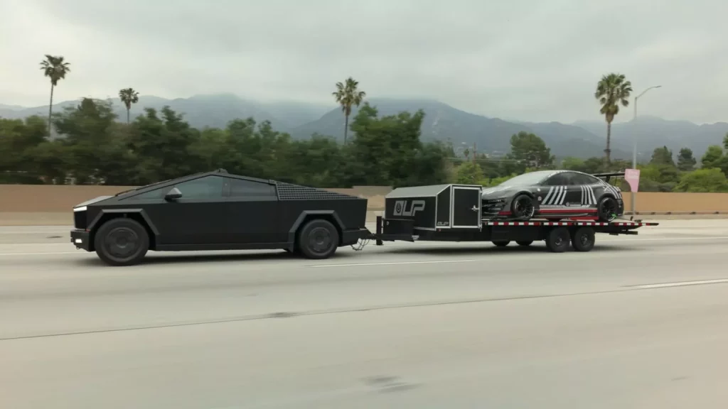 Mejorar la capacidad off-road del Tesla Cybertruck nunca fue tan fácil: UP lo sabe 3 Motor16 2025 Tesla Cybertruck UP Suspensión. Imagen movimiento.