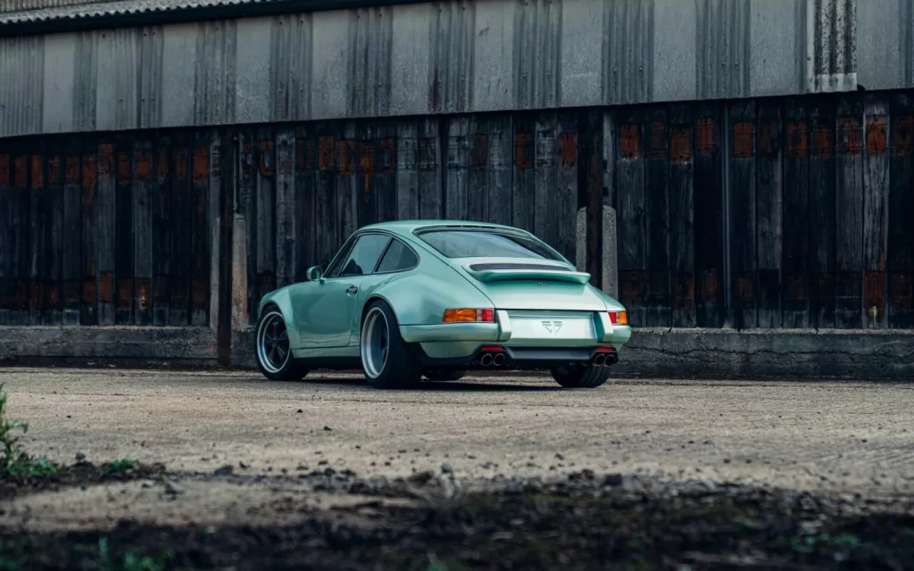 Lo último de Theon Design cuesta como tres Porsche 911 Carrera a estrenar 1 Motor16 2025 Theon Design. Porshe 911. Imagen trasera.