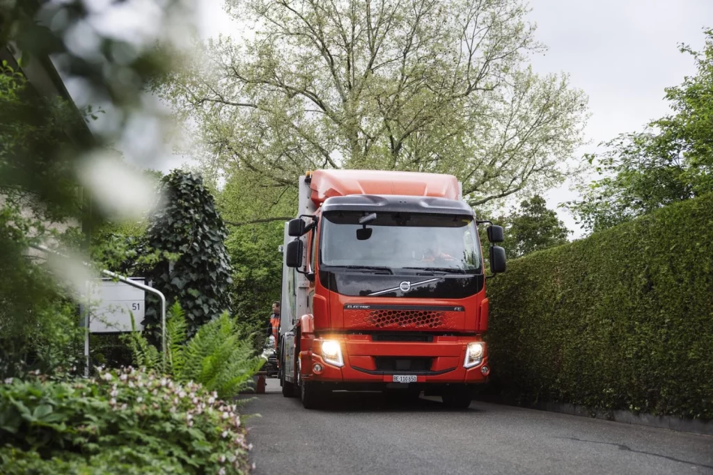Los millones de kilómetros que los camiones eléctricos de Volvo han recorrido desde 2019 3 Motor16 2025 Volvo Trucks Eléctricos. 250 millones km. Imagen exterior.
